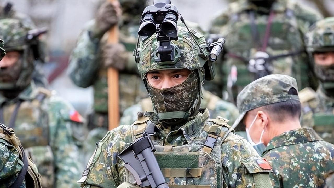 东施效颦！台军草莓兵模仿解放军踢正步，“四不像”惹人啼笑皆非