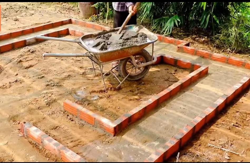 小哥把竹子编织成长方形鸡笼,小哥建造鸡舍