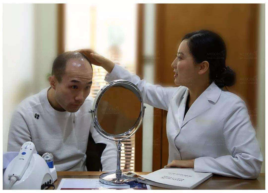 男子不用洗发水秃顶变黑发,男子半年不用洗发水秃变满头黑发