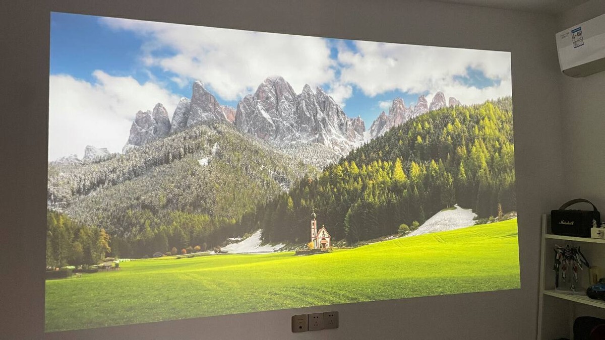 有它，挤啥电影院？AOCL1智能投影实测：2500ANSI流明+帝瓦雷调音