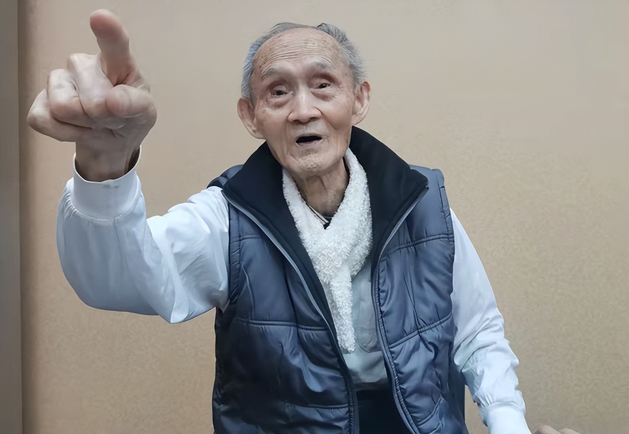 92年香港机场检测仪突然报警,安保拦住台湾律师,搜包后当即报警