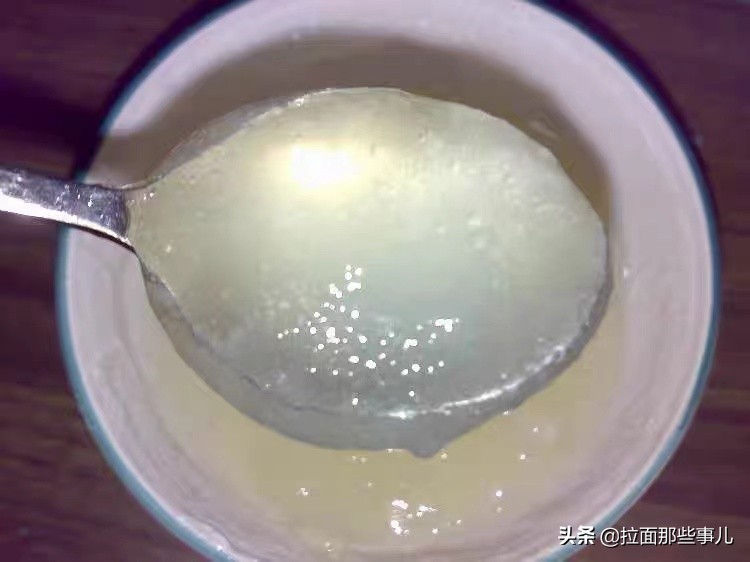 天价面老板亲自拌面,高价面条