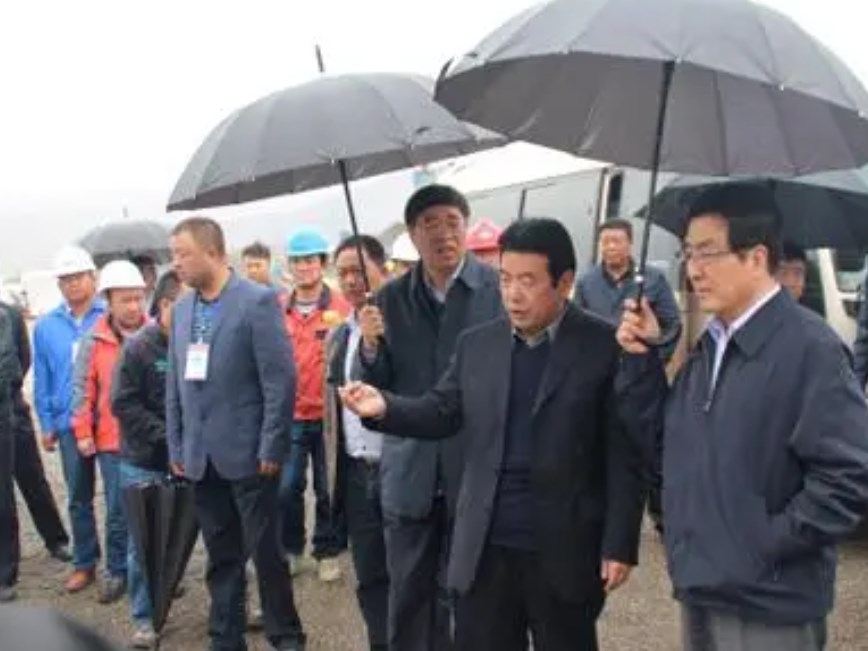 辱骂国土局局长“滚出去”，全家敛财超2000万，张令平的贪超想象