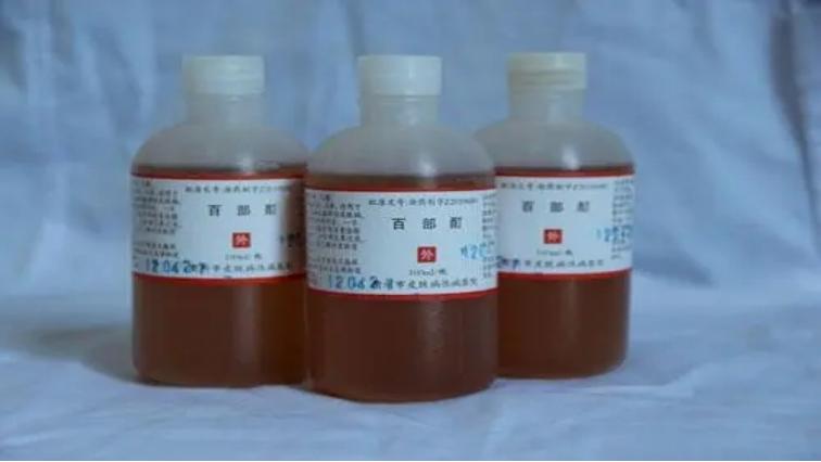 男性大量阴虱和虫卵,男子腹部痒