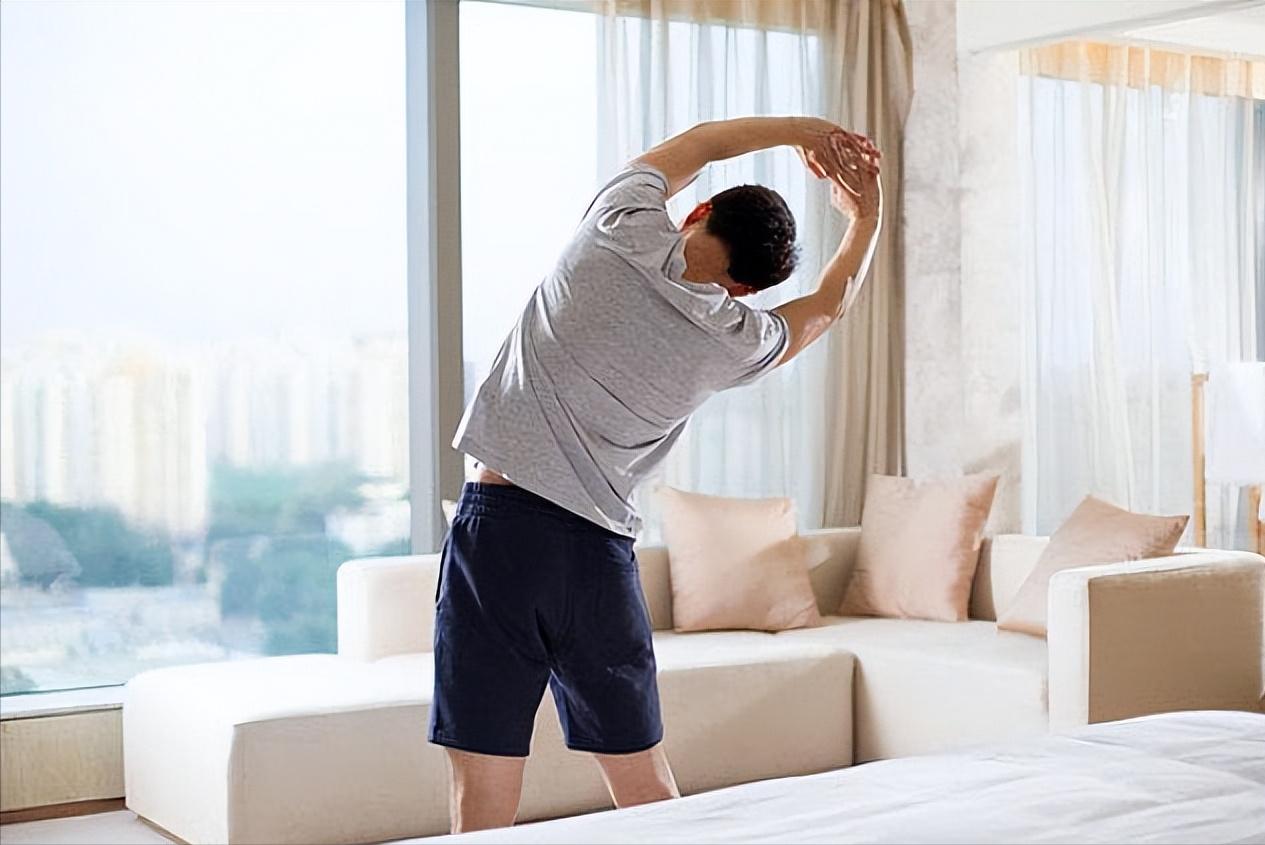 小伙捡到一块长满“金子”的石头,男子散步捡到会发光的石头给20万