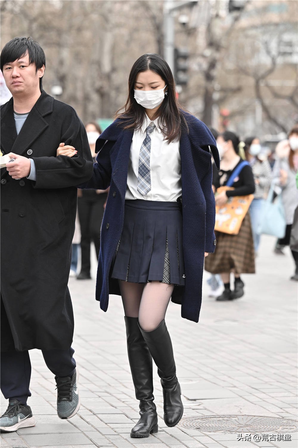 黑腿袜搭配长靴冬季,长靴搭配黑色连裤袜还是很好看的