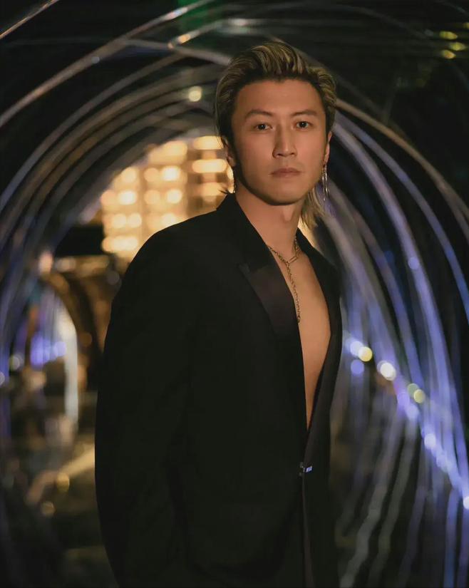 谢霆锋第一次春晚视频,谢霆锋现在在香港受欢迎吗