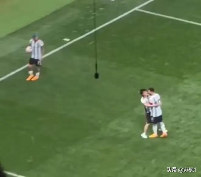 球迷冲进球场拥抱梅西被拘留,球迷冲进球场拥抱梅西拘留