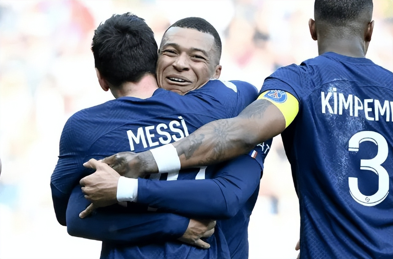 姆巴佩对决梅西欧冠,梅西绝杀姆巴佩抱了三次梅西