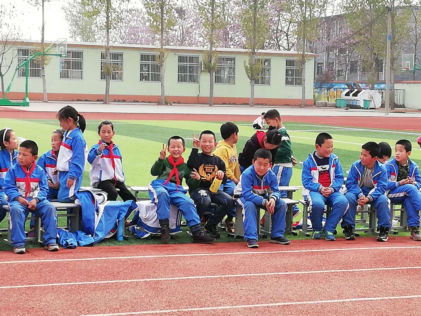 把球放到篮筐上,把球放在球板上跑