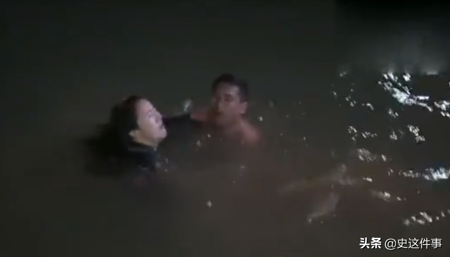 杭州钱塘江一小伙跳河救人,杭州三个小伙救人落水