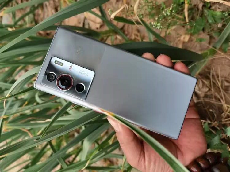 12+256GB旗舰仅3999元，骁龙8Gen1+80W+5000毫安，同价位天花板