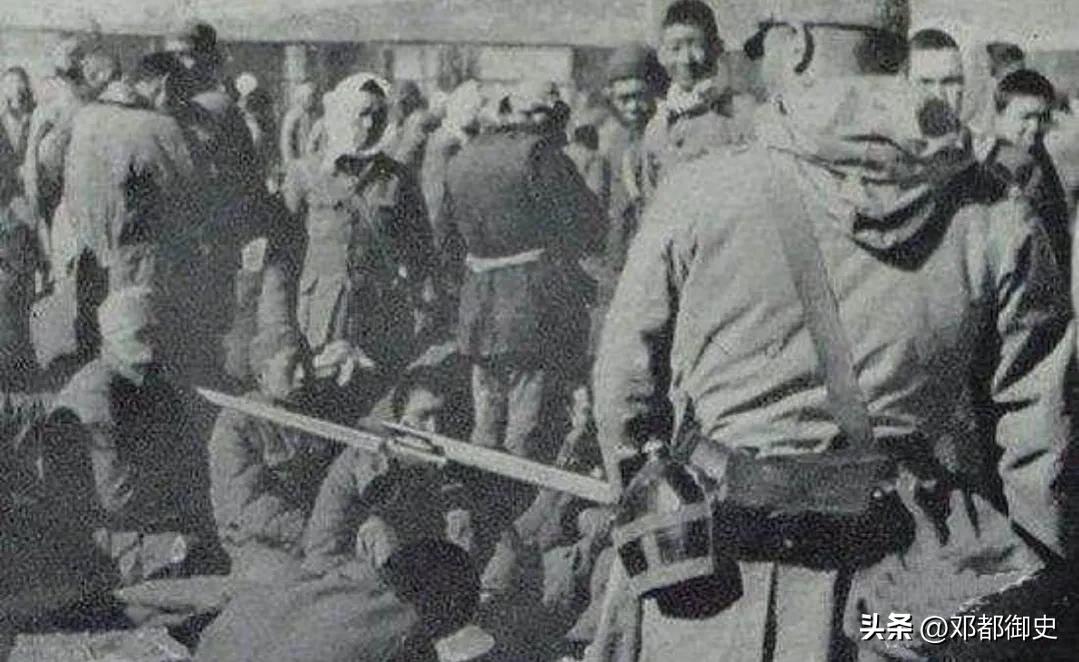 日本兵兽行:将老人绑在树上练习刺杀，撤退时拉响*雷手**扔给小孩