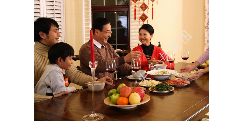 亲爸后妈打孩子被后爸亲妈救走,亲爸后妈把孩子给打了