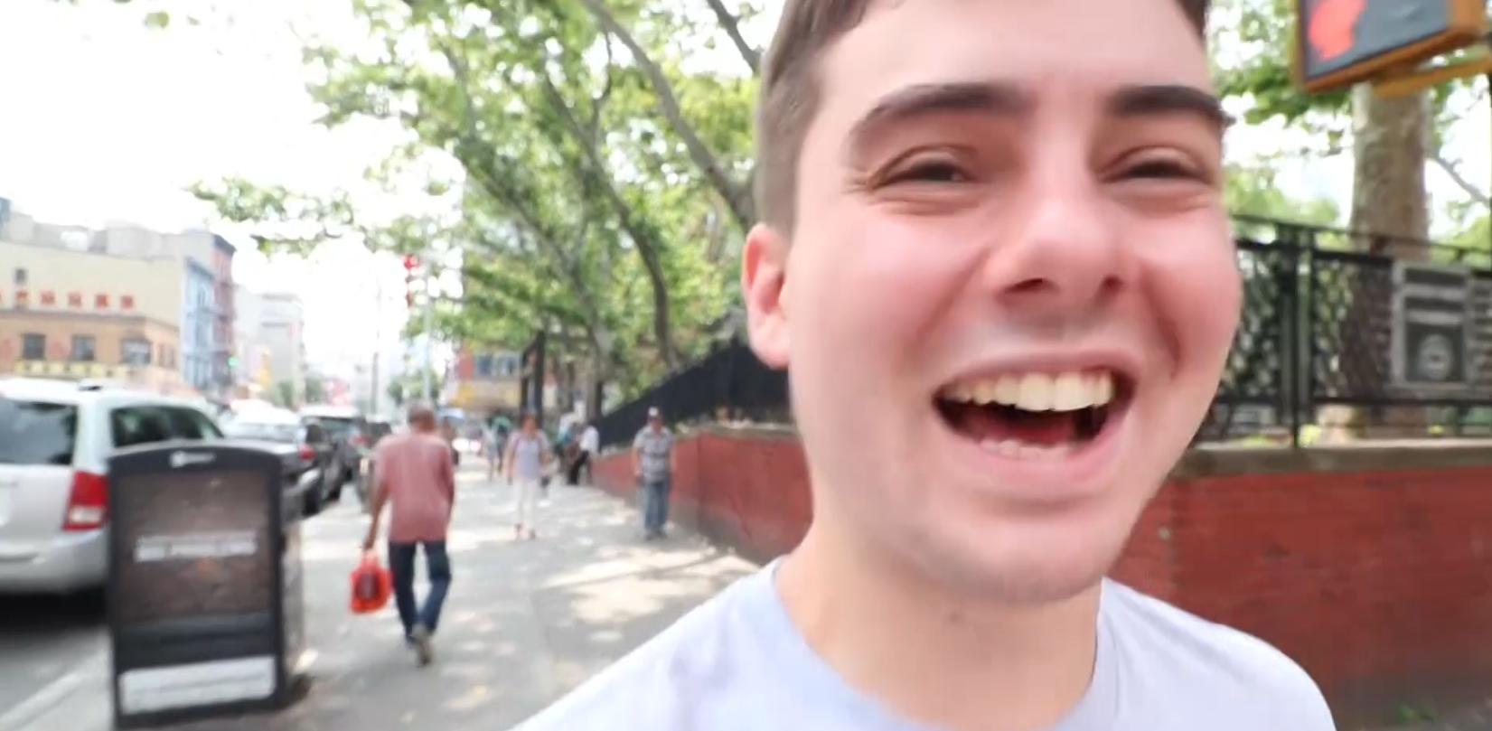 在美国街头第一次吃中国辣条,美国小伙第一次吃中国辣条