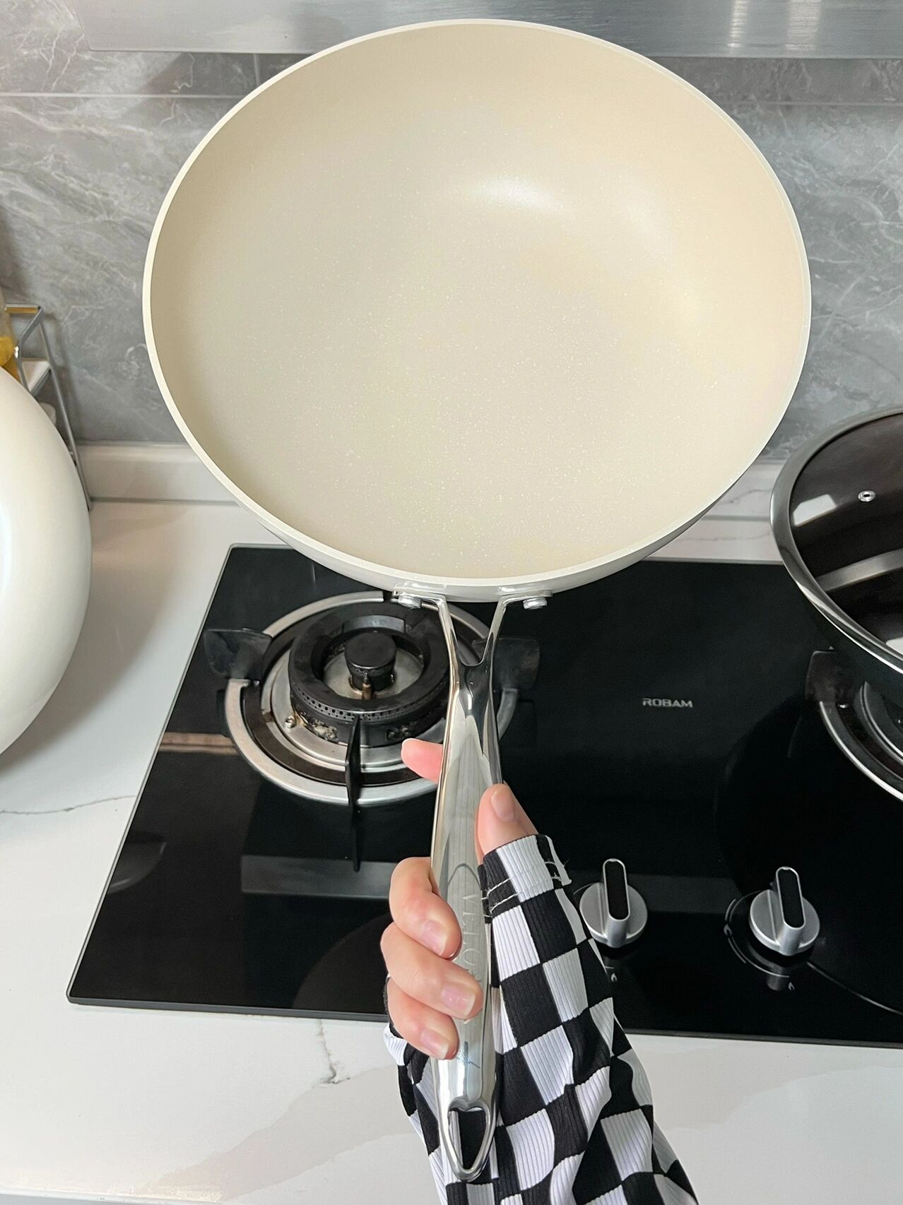 炒菜锅最好还是用铁锅,炒菜是铁锅好还是用不粘锅好