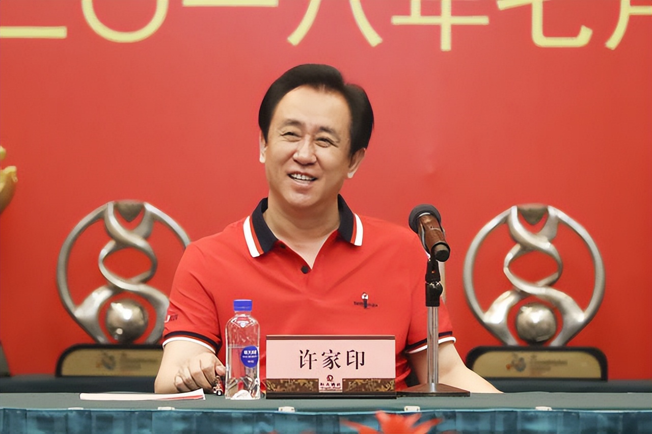 曾经的地产大亨许家印衣锦还乡,许家印30年商海浮沉