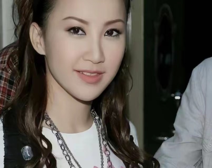 歌后李玟自杀，天生腿疾、丈夫出轨，脑死亡后母亲仍不放弃救治