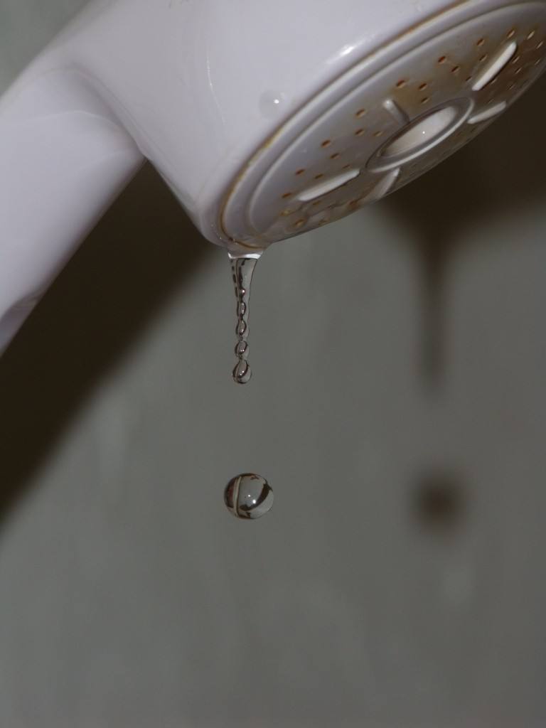 卫生间无缘无故有一滩水,老小区卫生间地面渗水