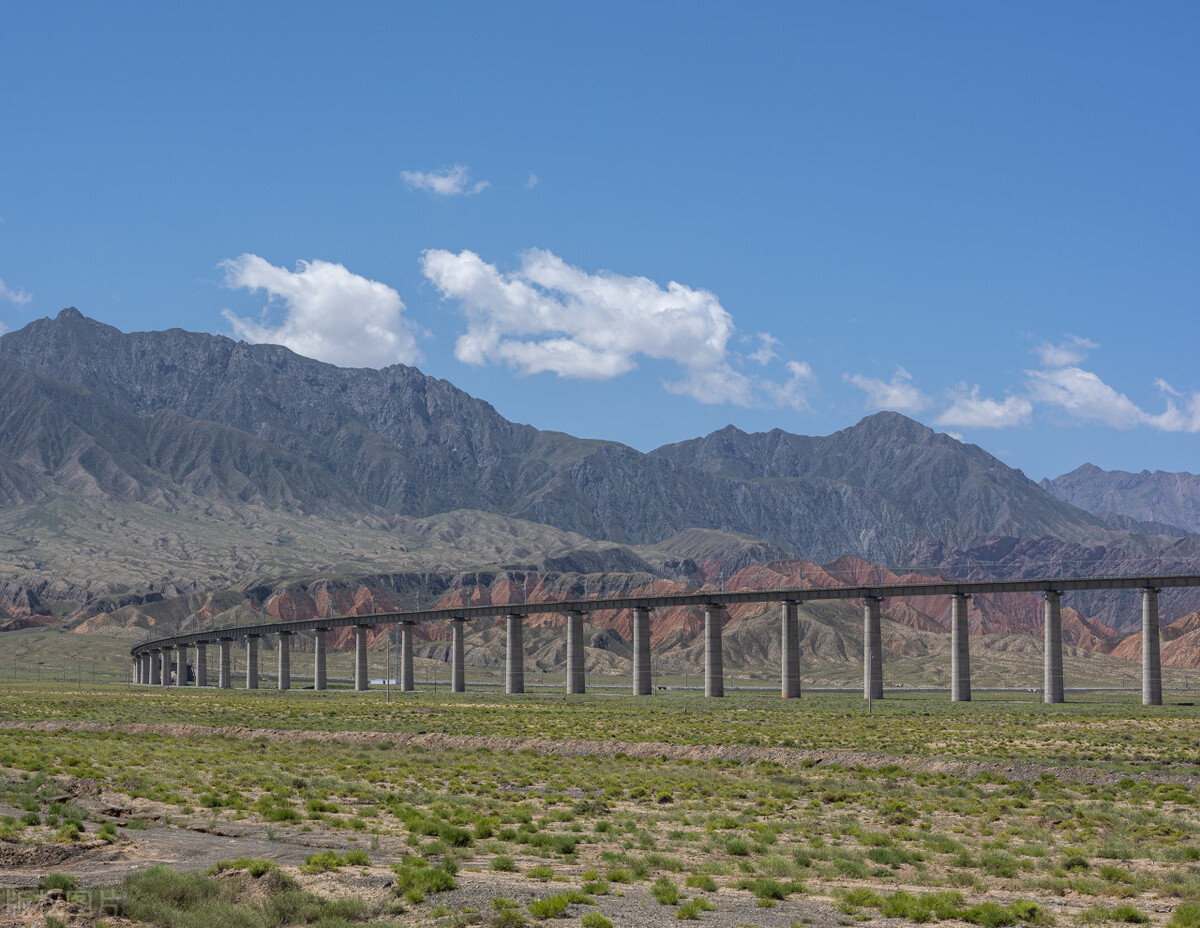 这个戈壁小城为何飞机、高铁、火车这么便捷