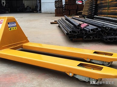 一个手动叉车本身有多重,一般的叉车有多重