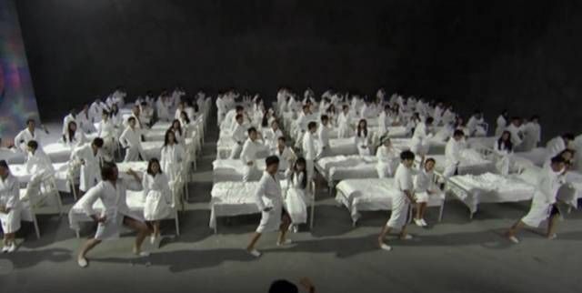 杜蕾斯开直播目的,杜蕾斯飙车的广告