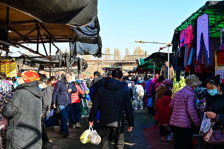 西山脚下的早市,闲逛最具人间烟火气的早市