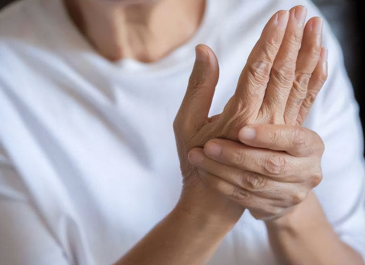 高血压时血管会产生如何的变化,高血压会引起手指甲的什么变化