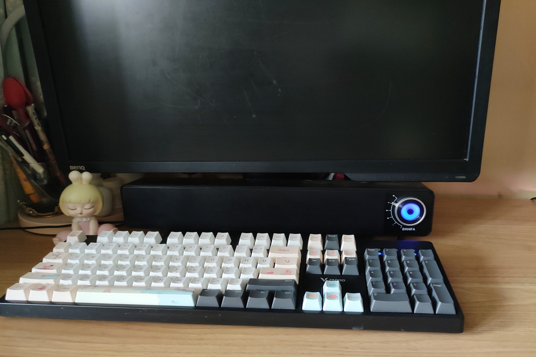 可爱喵喵假期键帽，无限炫彩耳机支架/鼠标垫，雷柏让桌面更完美