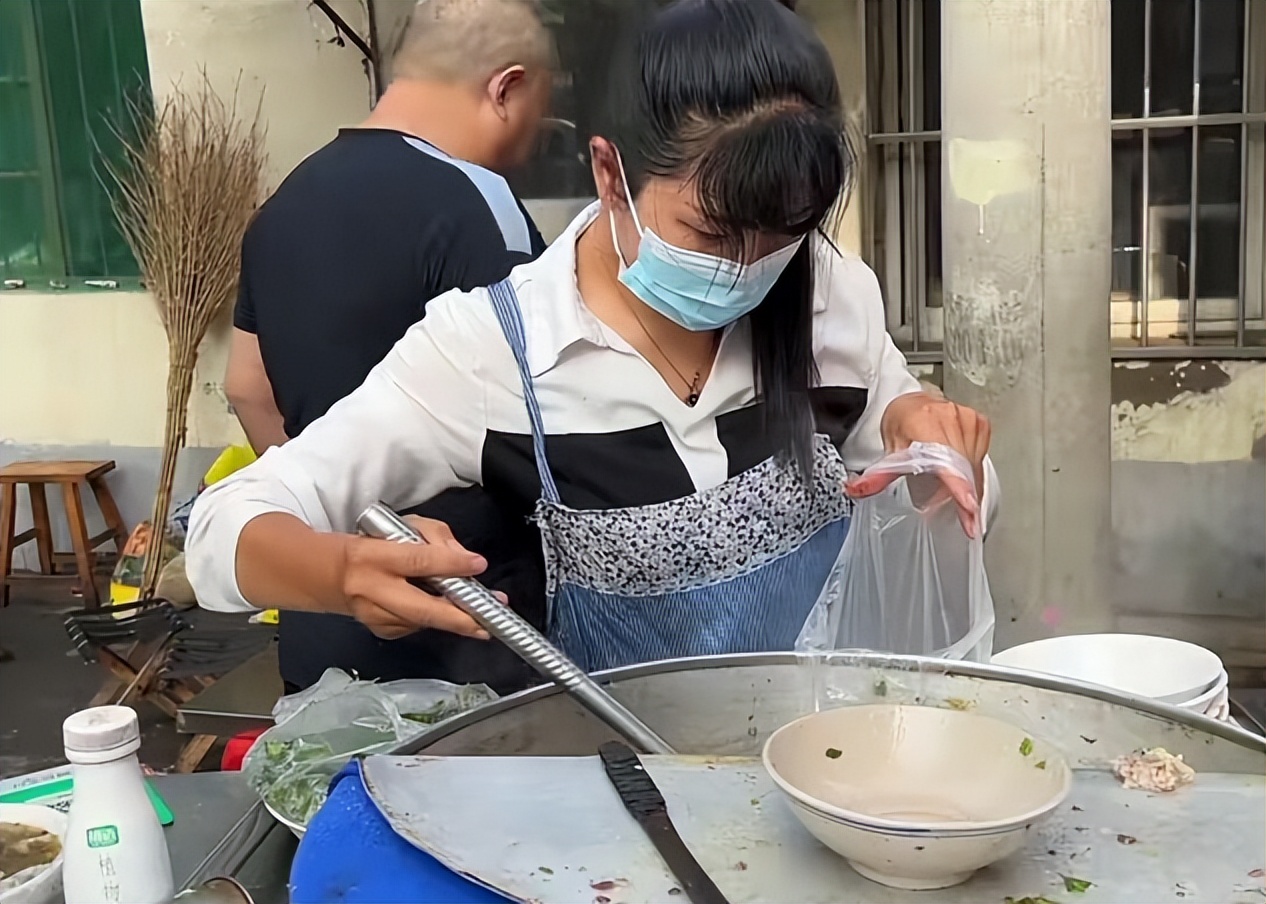 山东大姐卖小吃30年切开个个有料,山东美女摆摊黑暗小吃