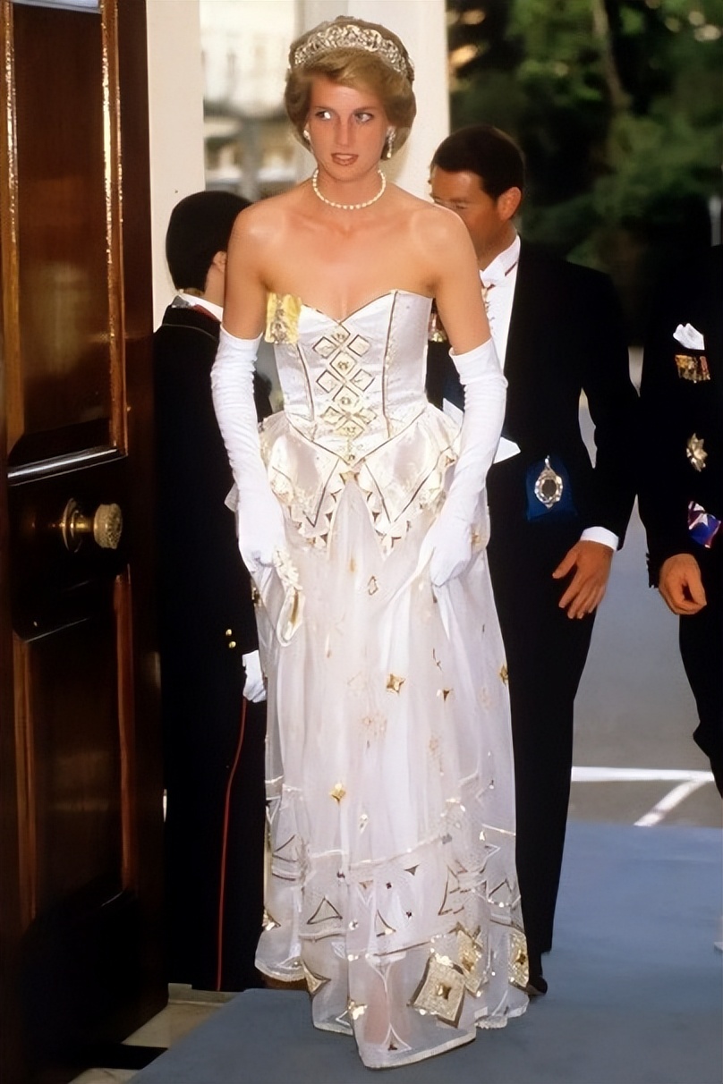 戴安娜离婚时候威廉多大,戴安娜离婚后还保留王妃头衔吗