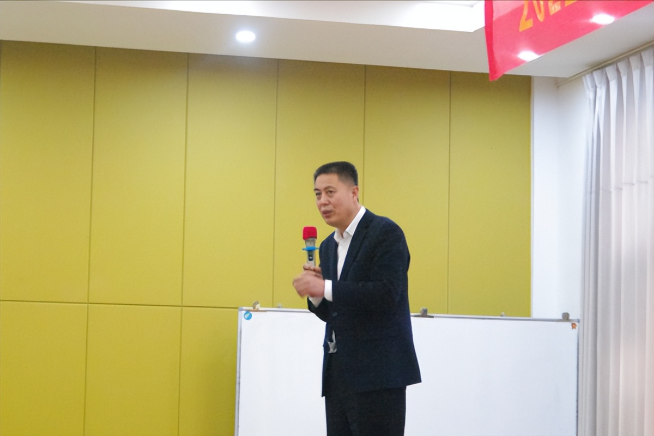 他十六岁捡破烂，一年赚了一个亿，又在二十七岁改行卖酒