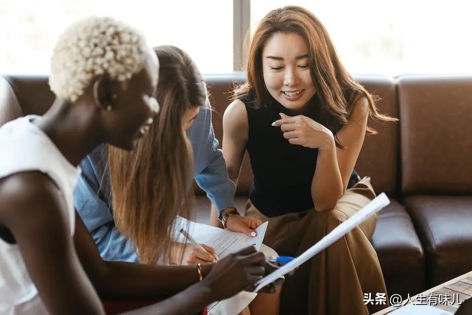 为了曾经的情谊，我借了三万块钱给她。虽然至今没还，但我很感恩