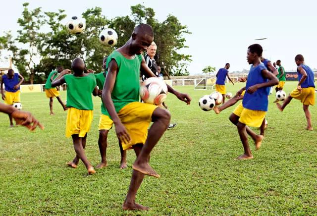 非洲足球少年：让梦想如绿草般顽强生长
