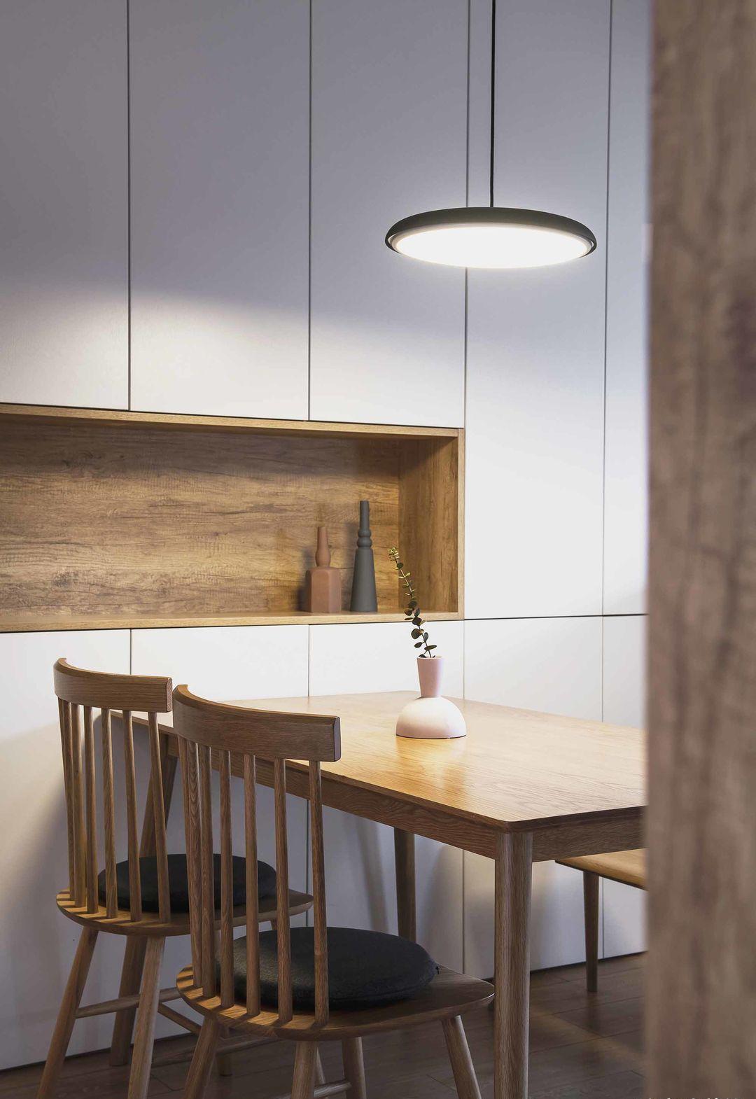 她在沙发后面“掏洞”造窗，完工后发现太明智了，全屋温暖又自然