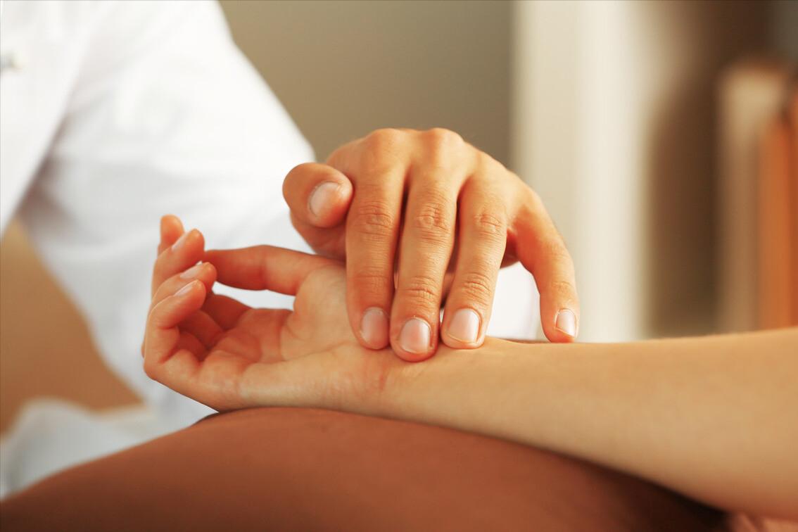 失眠睡不着两招睡到大天亮,芍药甘草汤治疗失眠早醒