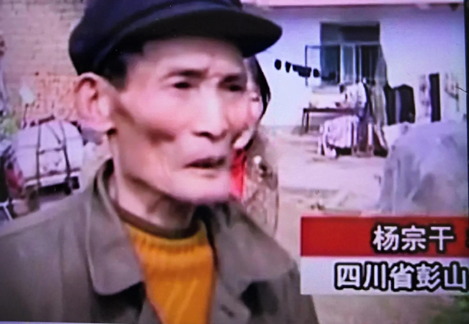 流浪汉双脚溃烂，面对警察满嘴谎言，穿的内衣难坏众人