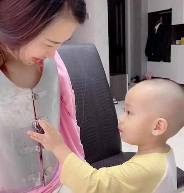笑喷！吉林一宝宝总往妈妈衣服里钻，爸爸出奇招做一件带锁铁马甲