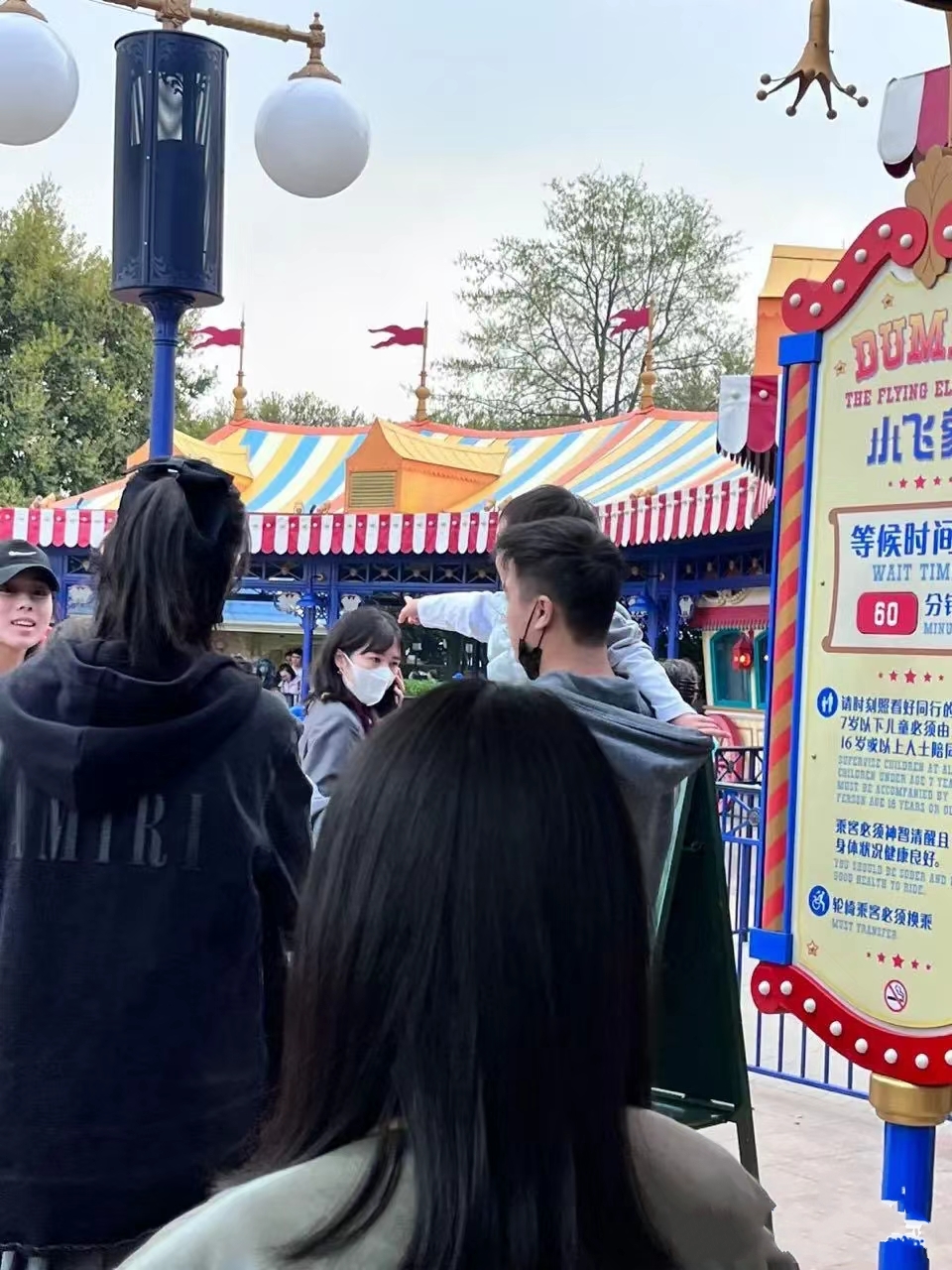 迪士尼偶遇奚梦瑶,奚梦瑶何超欣同框合影