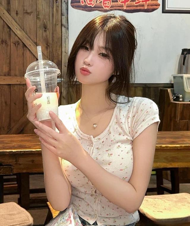 凸显魅力有气质的牛仔裤,休闲鞋随意搭配牛仔裤休闲又有范