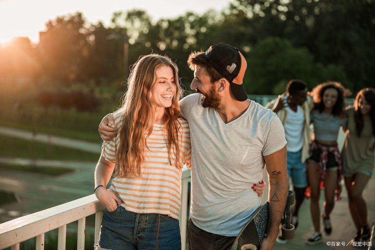 男人肢体语言说明爱,男人喜欢一个女人的肢体表现