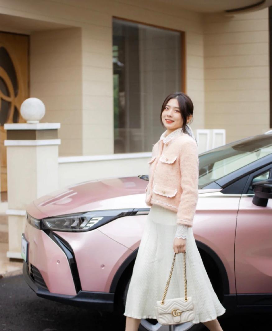 吉利几何m6低配对比元plus低配,吉利几何m6新能源汽车suv