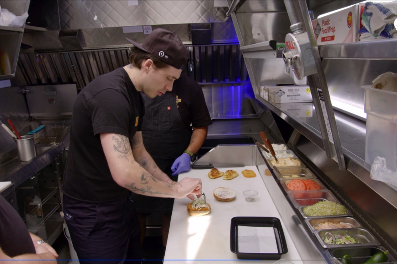 小贝儿子转行厨师被狂嘲！花60万请人炸鱼，网友怒骂关系户