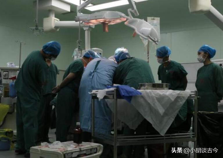 四川父亲忍痛拔掉儿子呼吸机,家人拔掉呼吸机视频