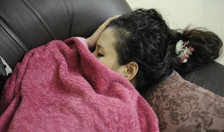 晚上睡觉嘴巴发干发渴是什么原因,晚上睡觉嘴巴总是口渴