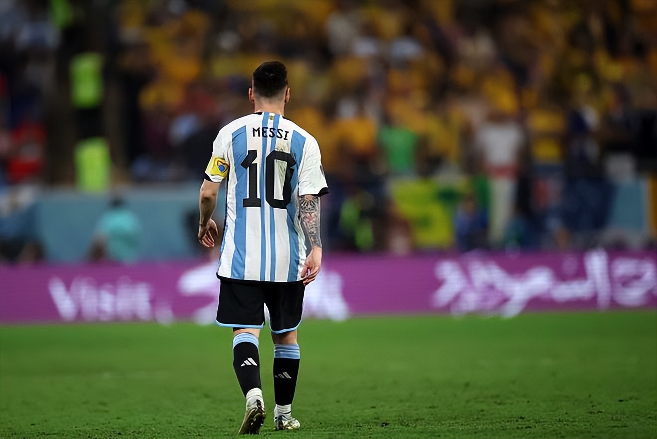 现在的梅西和莱万相比,球场上的梅西与莱万