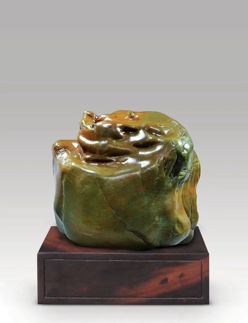 爱好者痴迷奇石,对奇石痴迷的人