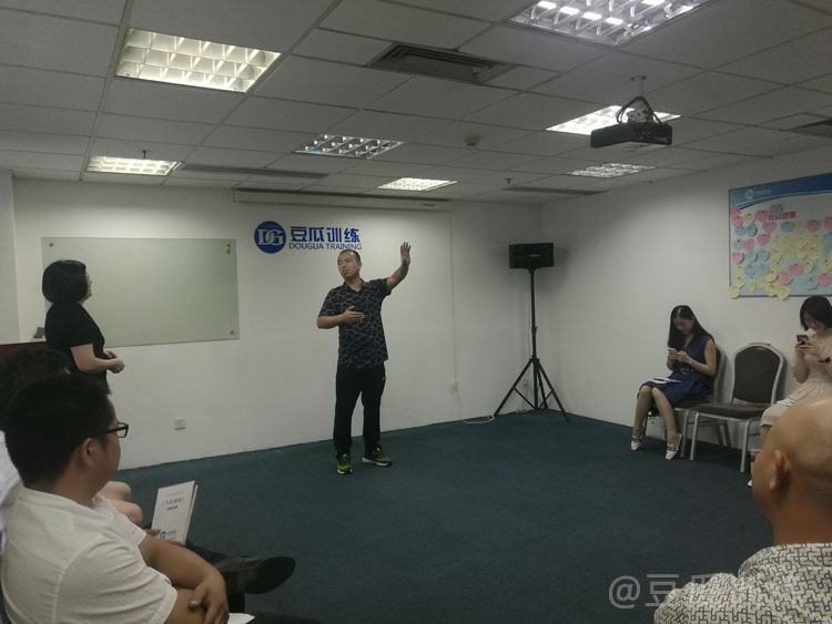 怎么解决当众发言脚抖问题,当众发言紧张声音颤抖是什么原因