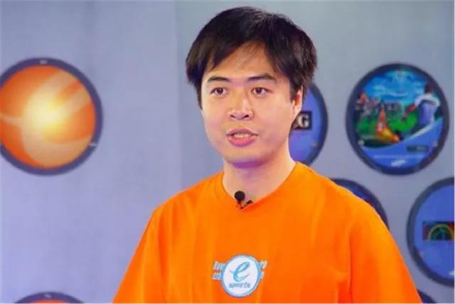 黄健翔前妻是端盘子的吗,足球解说员黄健翔现任妻子