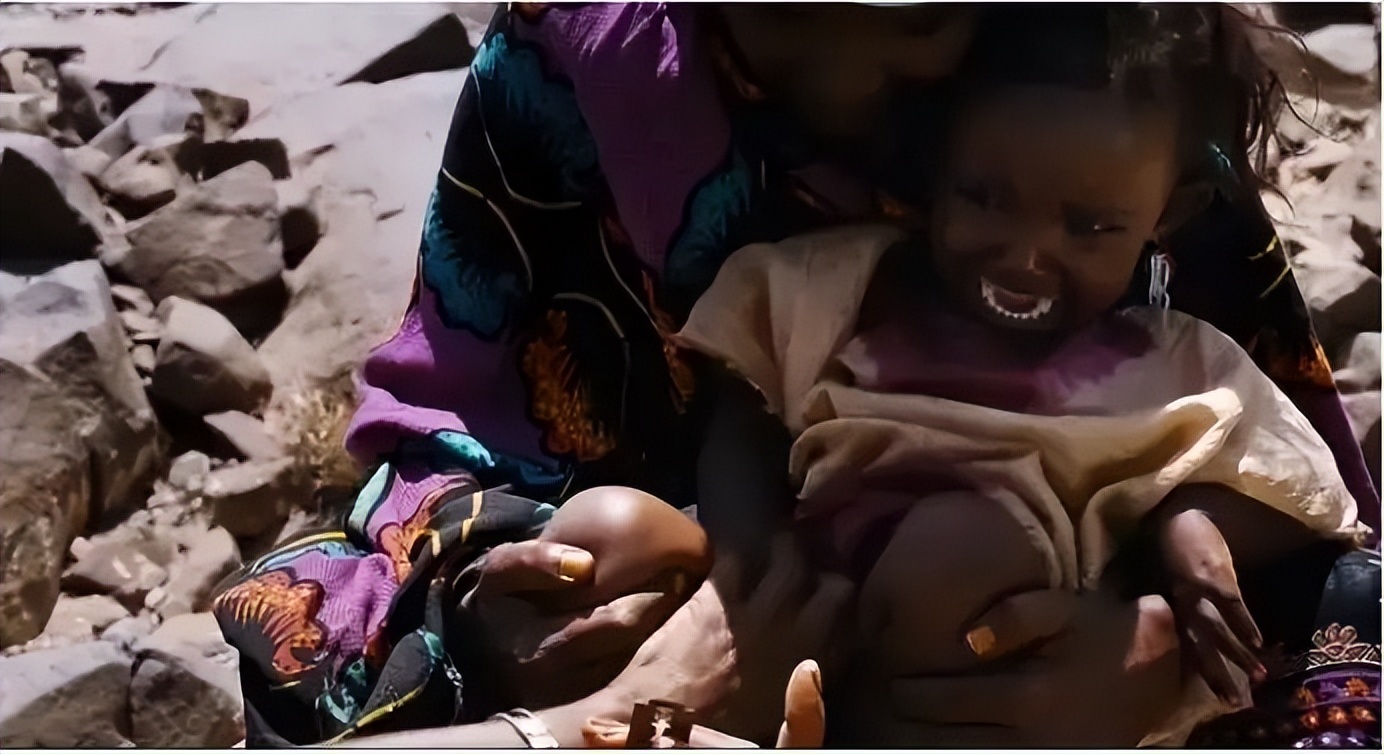 割礼比缠足更野蛮！第一位黑人超模华莉丝4岁被*暴强**，5岁惨遭割礼